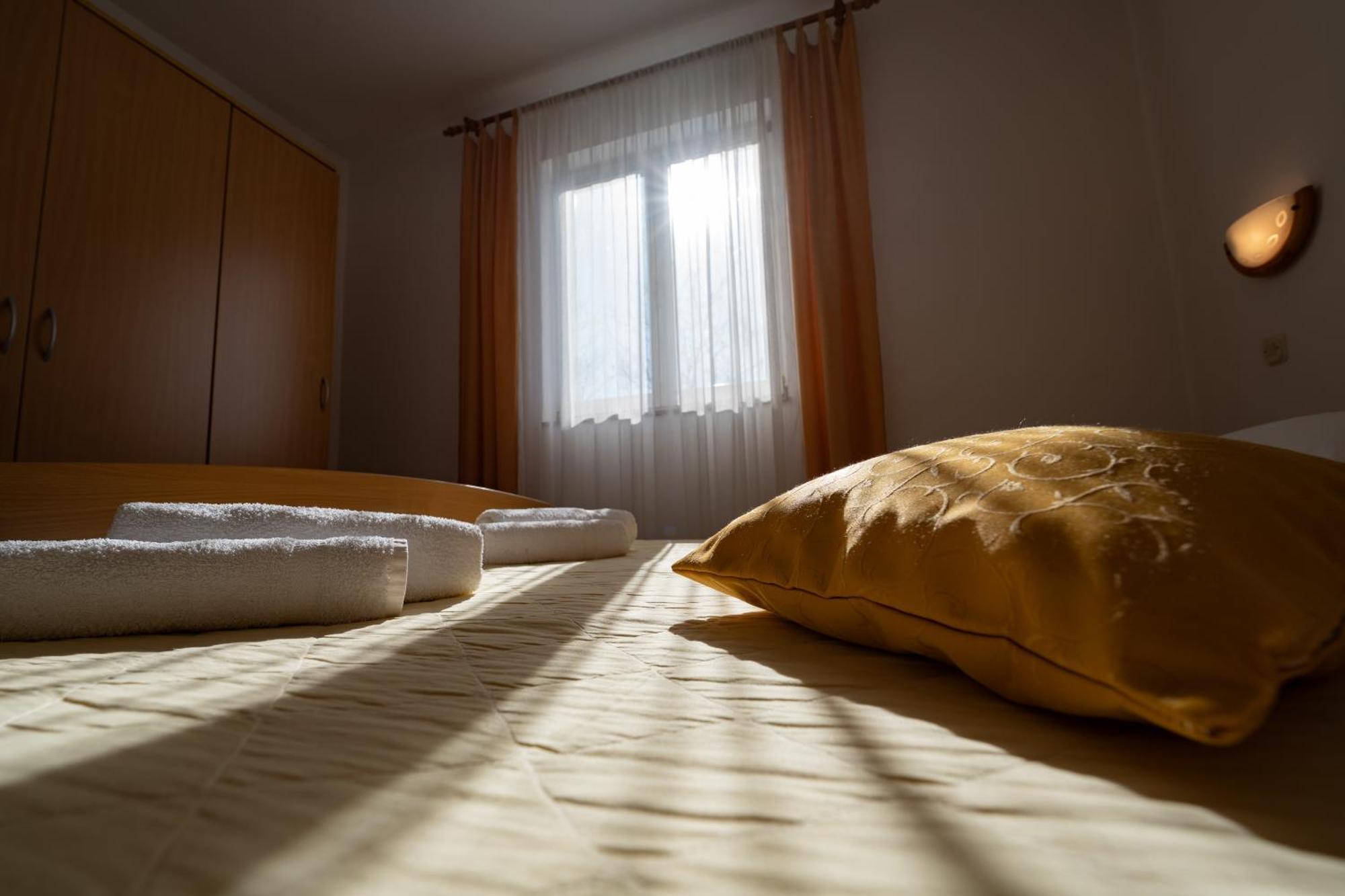 Apartments Biserka Novalja Szoba fotó